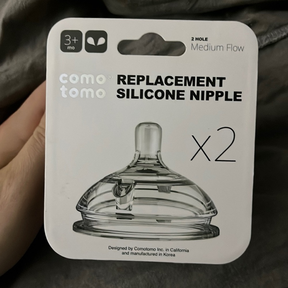 Eight Medium flow Comotomo nipples
